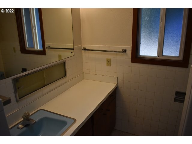604 Thorton Oar Lane Reedsport, OR 97467 - Photo 19 of 32 a view of bathroom