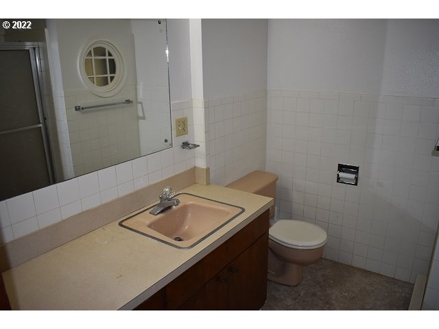 604 Thorton Oar Lane Reedsport, OR 97467 - Photo 26 of 32 a bathroom with a sink a toilet and mirror