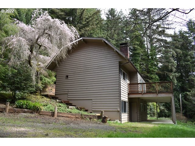 604 Thorton Oar Lane Reedsport, OR 97467 - Photo 6 of 32 a backyard of a house with lots of green space