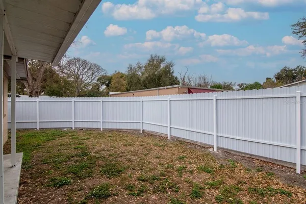 a view of a backyard