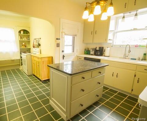 937 Barrington Road Grosse Pointe, MI 48230 - Photo 6 of 11 ChazBarrington (6 of 11).jpg