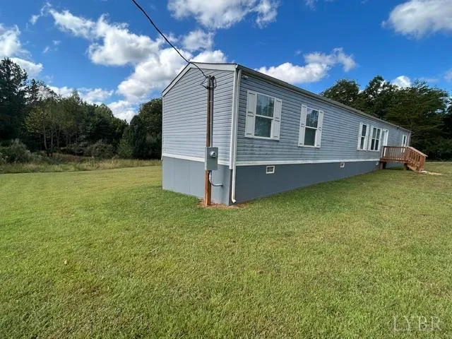 a view of a house with backyard