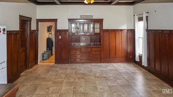 a view of entryway with a front door