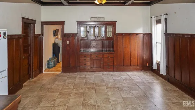 a view of entryway with a front door