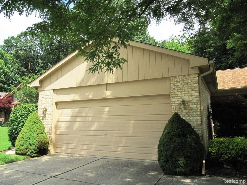 1754 North Fairview Lane Rochester, MI 48306 - Photo 3 of 36 3Garage.JPG