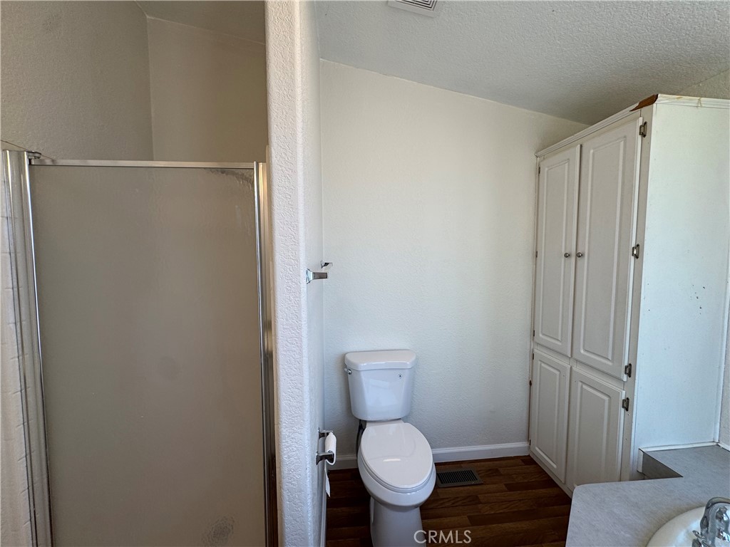 41251 Rope Road Hemet, CA 92544 - Photo 18 of 32 Primary Bath