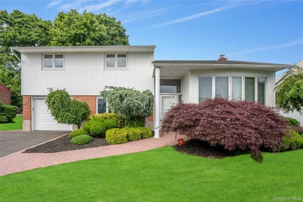$1,100,000 | 27 Coronet Lane, Plainview, NY 11803