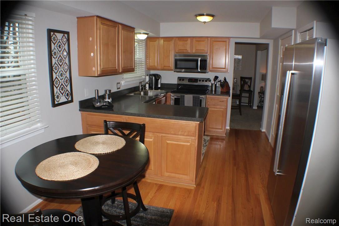 511 Whitney Drive Rochester, MI 48307 - Photo 4 of 25 IMG_0542.JPG