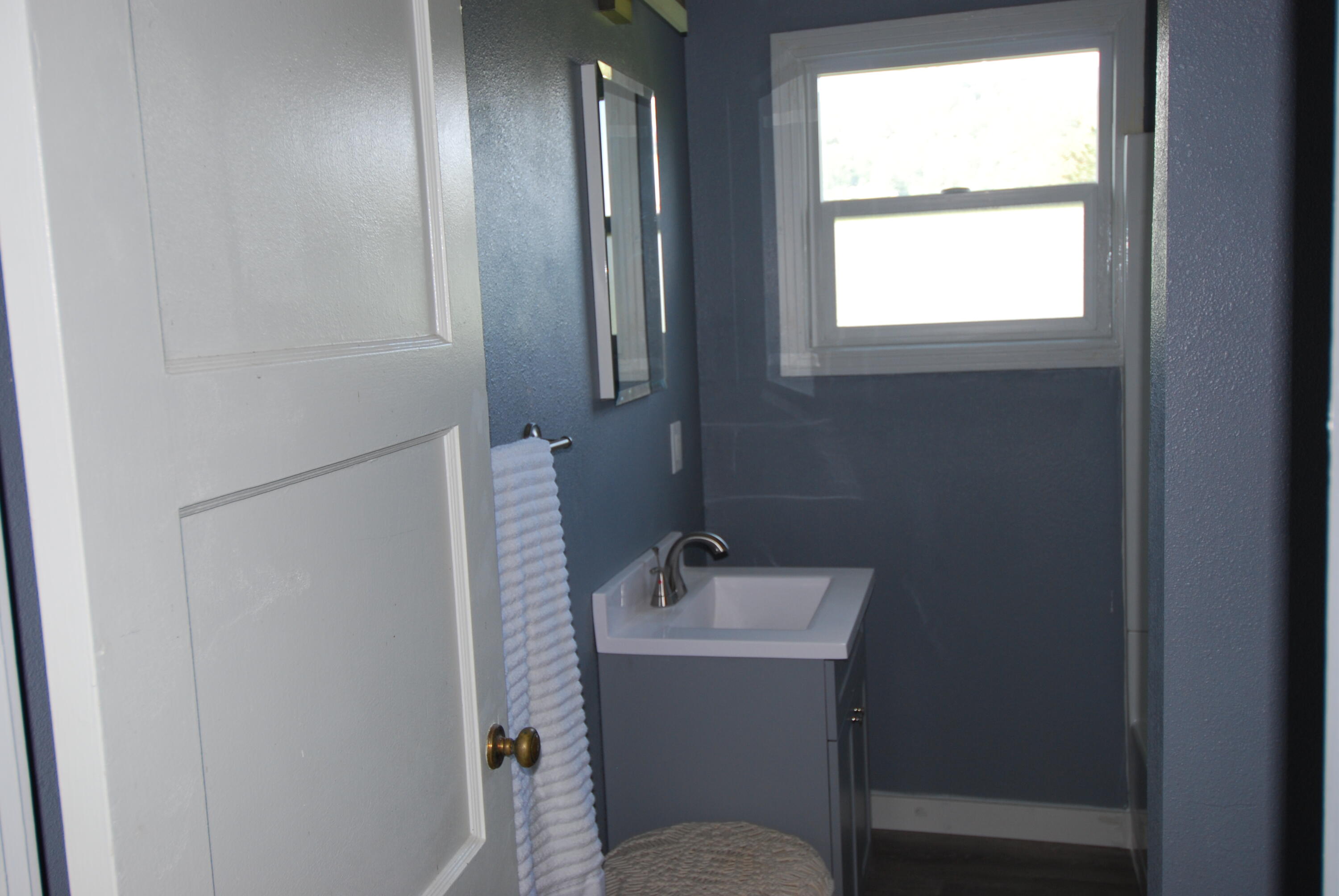 655 Rigby Avenue Rio Dell, CA 95562 - Photo 10 of 20 Bathroom