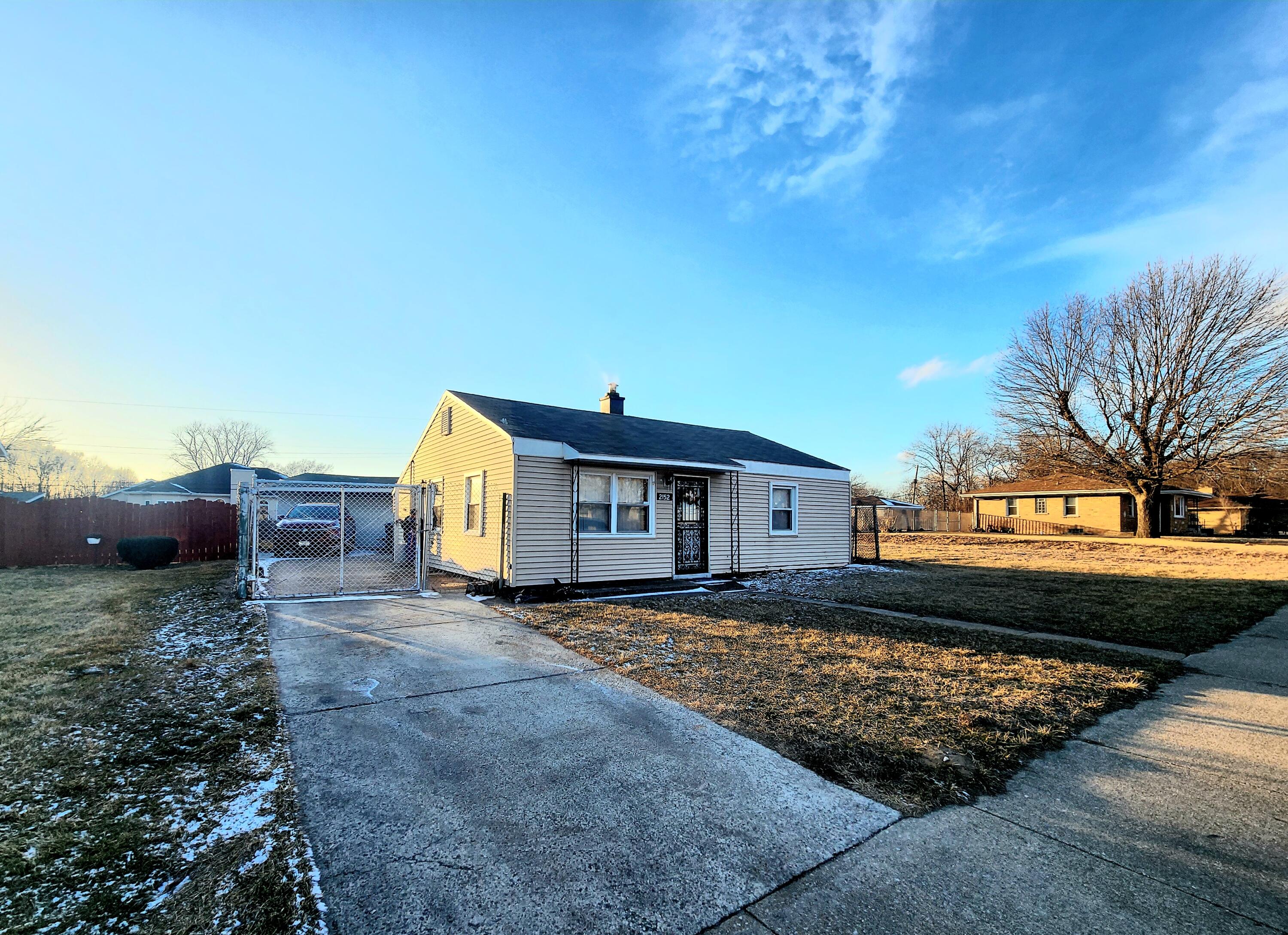 2152 Marshall Place Gary, IN 46404 - Photo 3 of 13 3000x2178