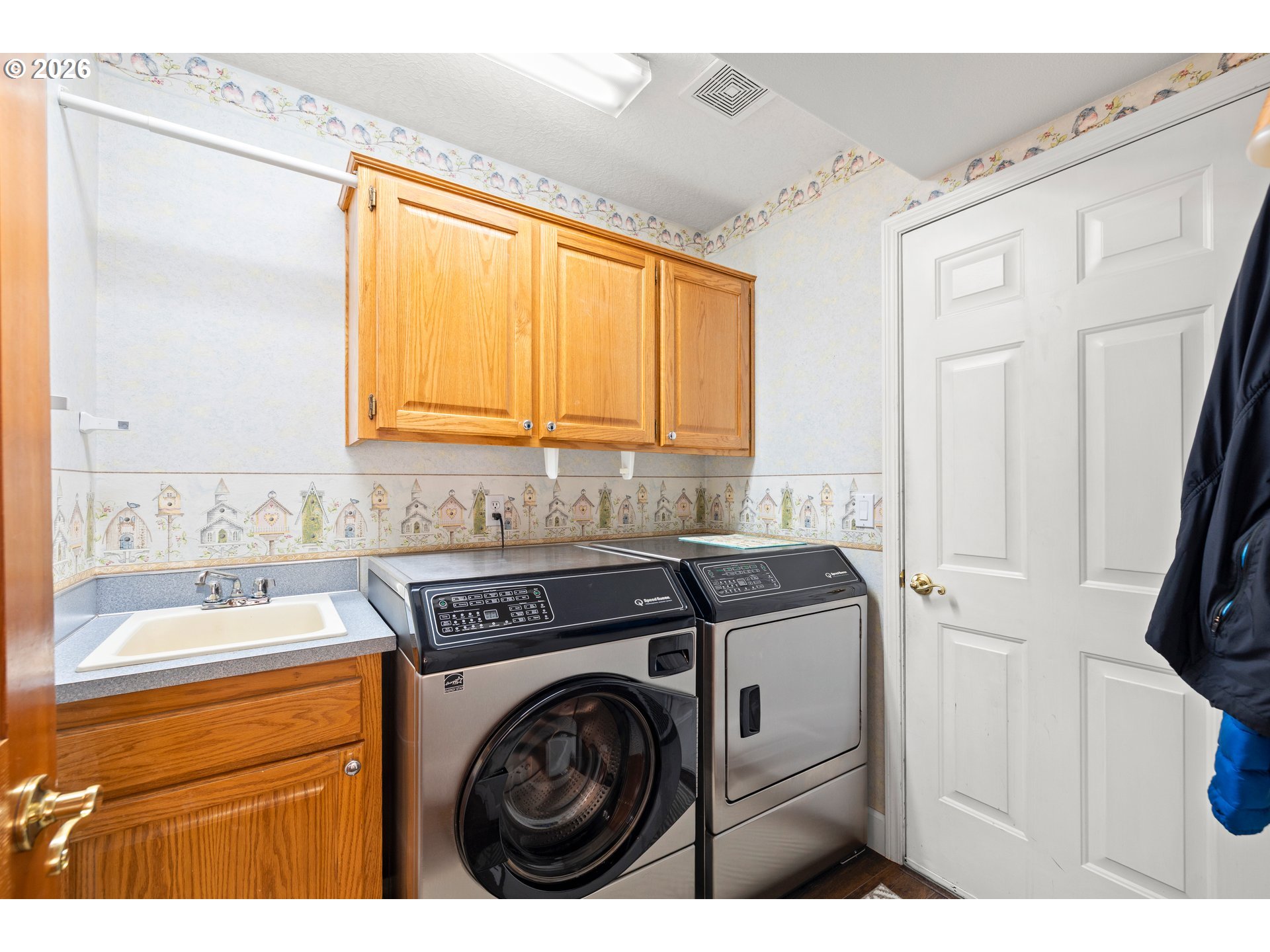 4549 Southeast 10th Terrace Gresham, OR 97080 - Photo 18 of 44 a utility room with dryer and washer