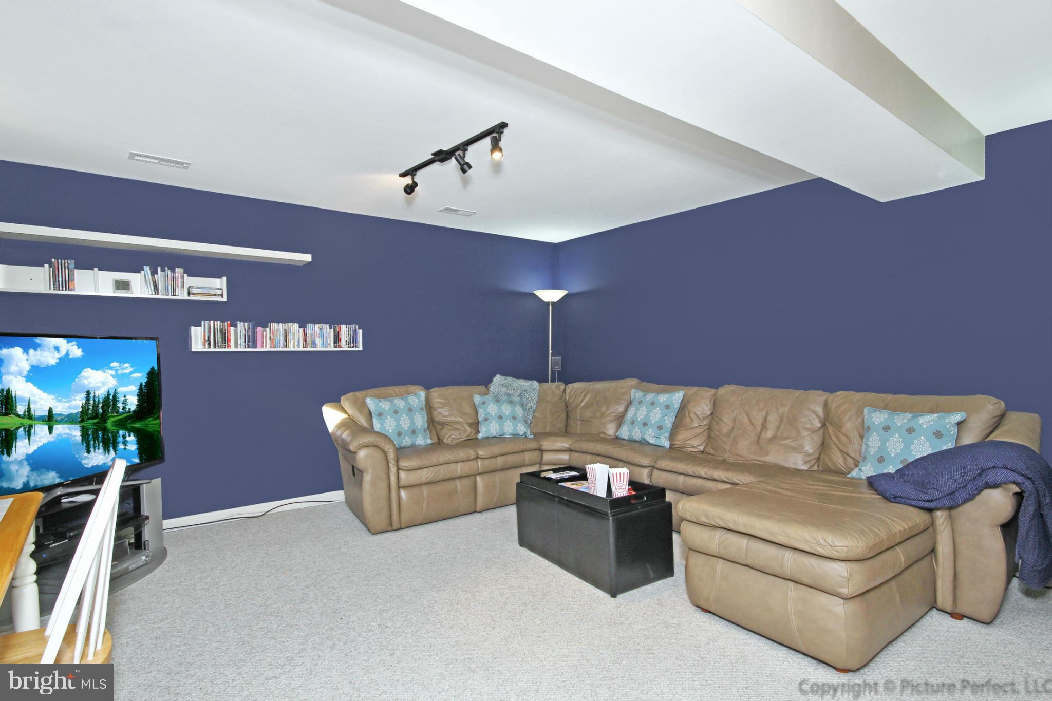 9014 Bealls Farm Road Frederick, MD 21704 - Photo 18 of 30 a living room with furniture and a potted plant