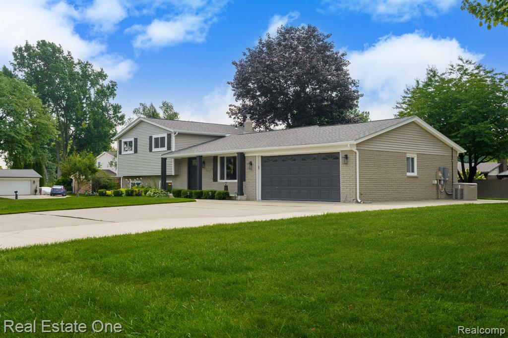 9545 Crown Ridge Road White Lake, MI 48386 - Photo 2 of 40 Gallery Image 2
