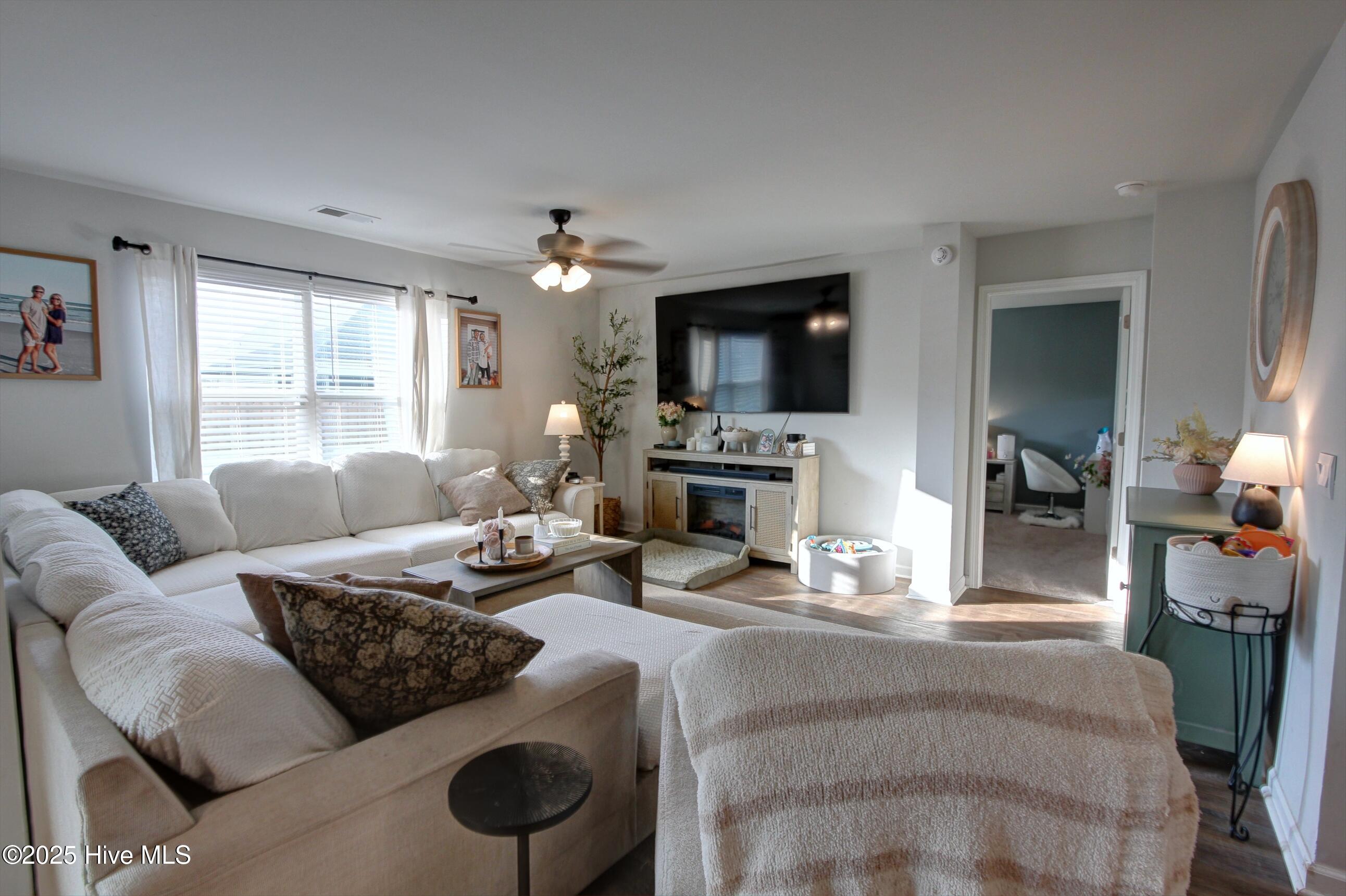 1037 Course Lane Surf City, NC 28445 - Photo 4 of 33 Living Room