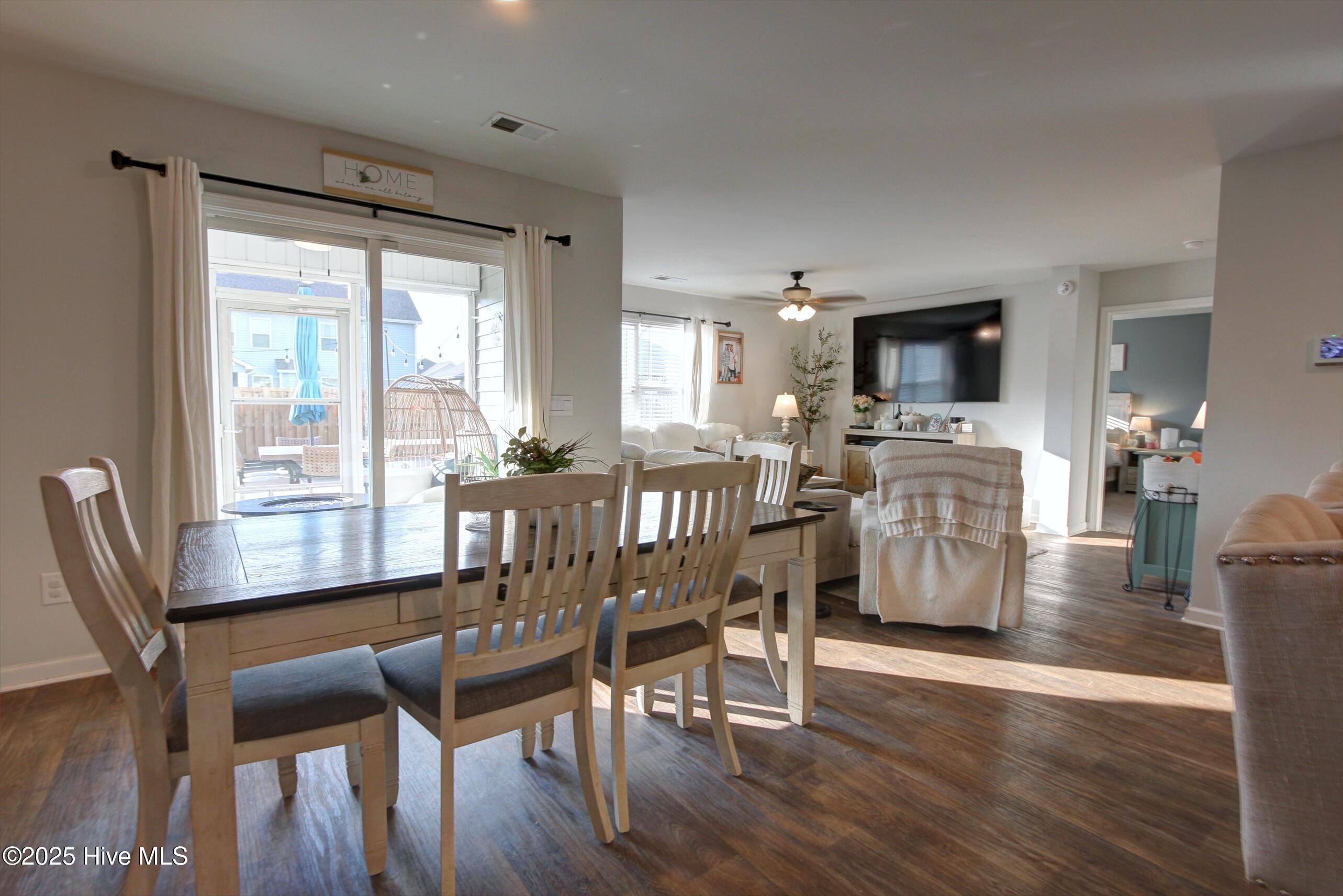 1037 Course Lane Surf City, NC 28445 - Photo 6 of 33 Dining Area