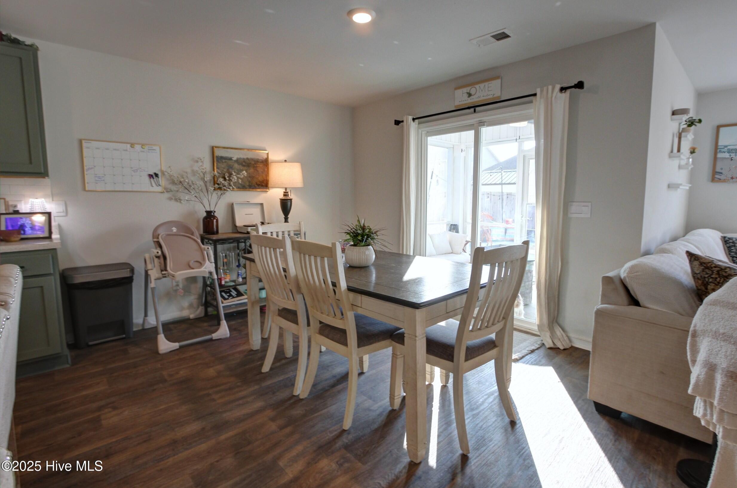 1037 Course Lane Surf City, NC 28445 - Photo 7 of 33 Dining Area