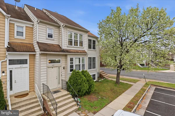 $2,850 | 459 Virginia Avenue, Herndon, VA 20170