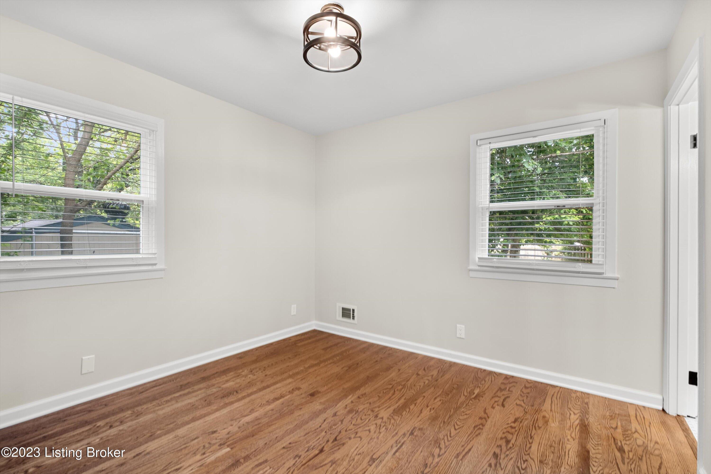 304 Fox Run Road Louisville, KY 40207 - Photo 18 of 24 18-304FoxRun-054