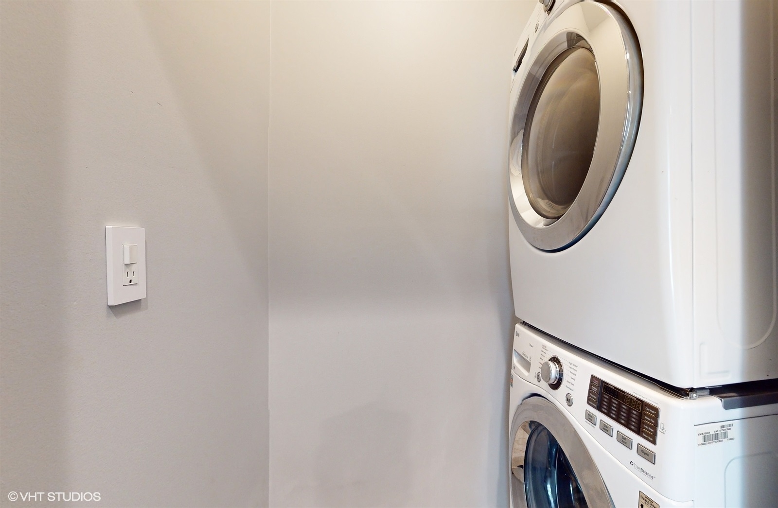 915 North Howe Street Chicago, IL 60610 - Photo 15 of 30 a utility room with dryer and washer
