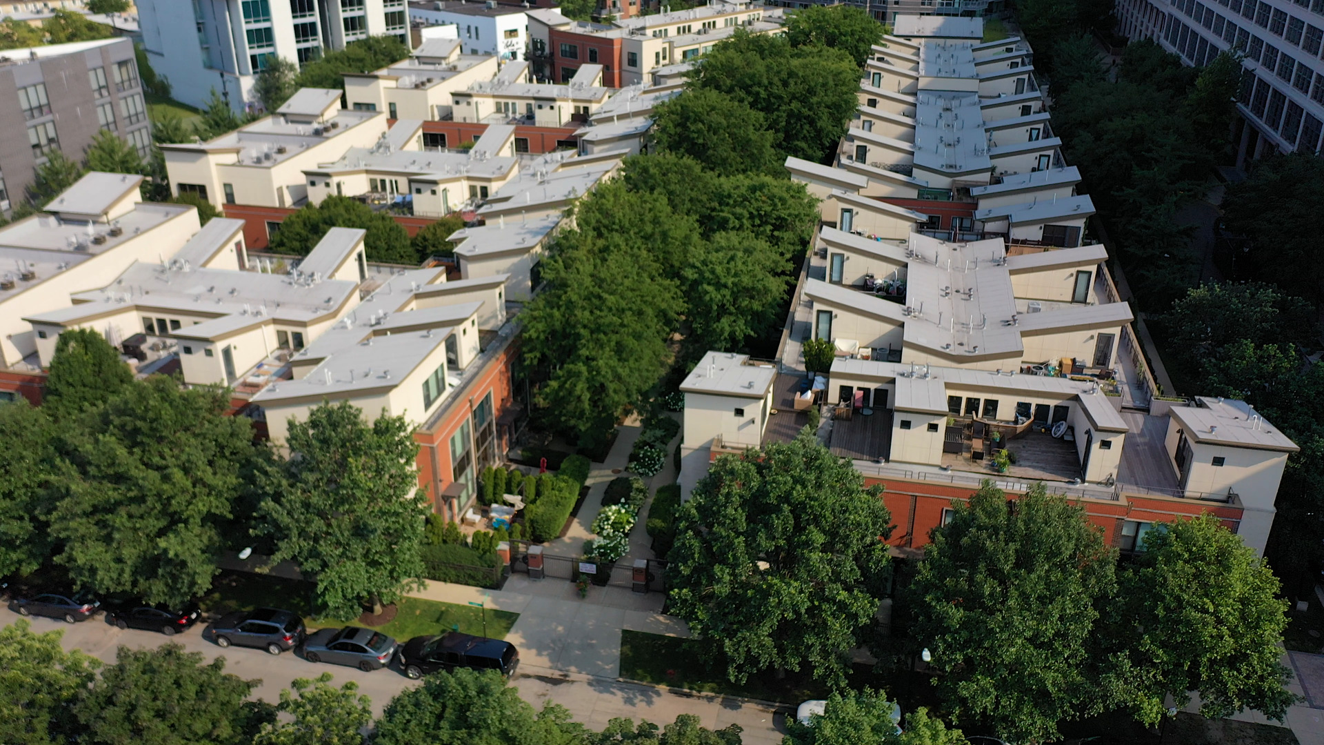 915 North Howe Street Chicago, IL 60610 - Photo 28 of 30 an aerial view of multiple houses with yard