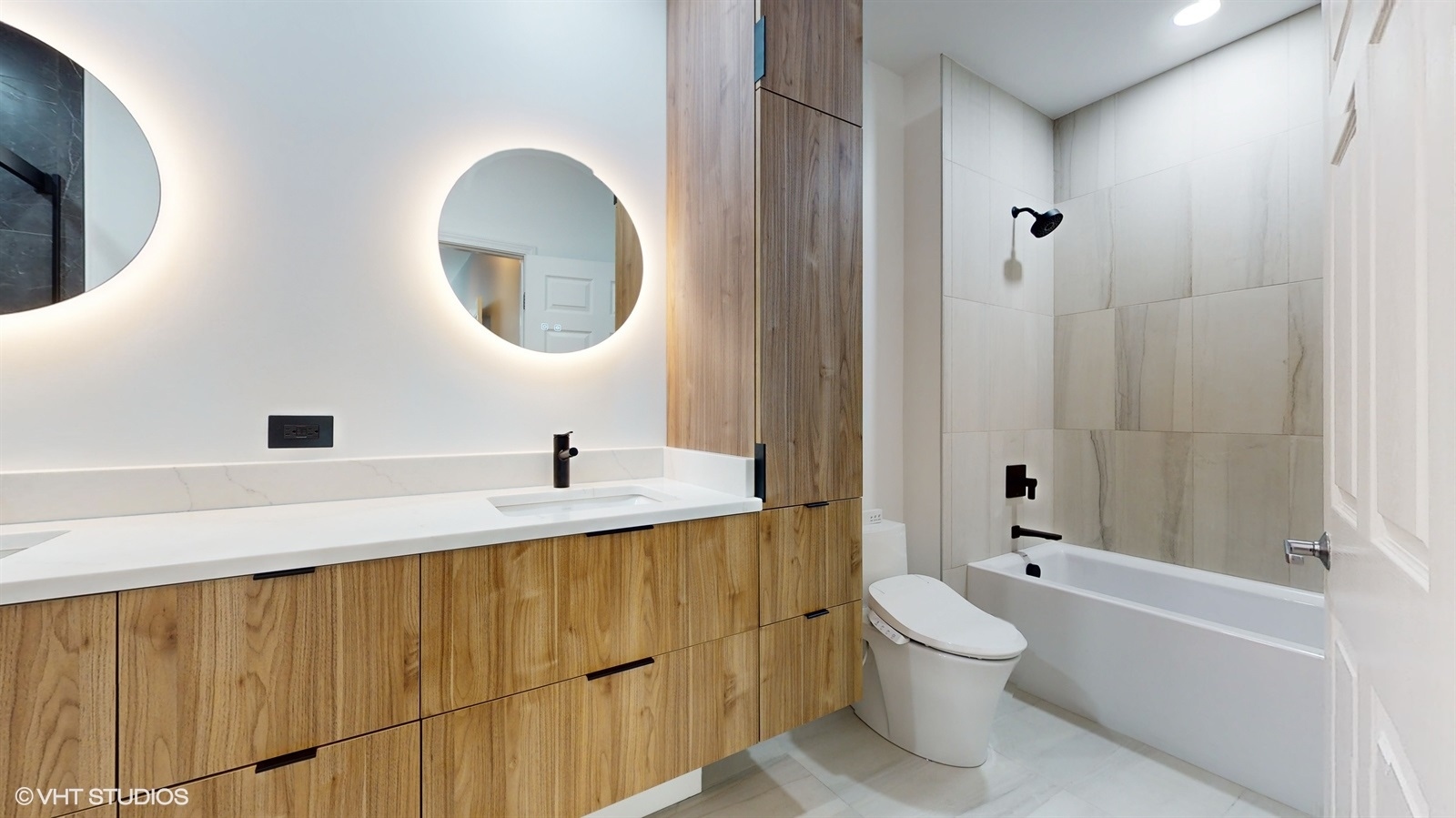 915 North Howe Street Chicago, IL 60610 - Photo 3 of 30 a bathroom with a toilet a sink and bathtub