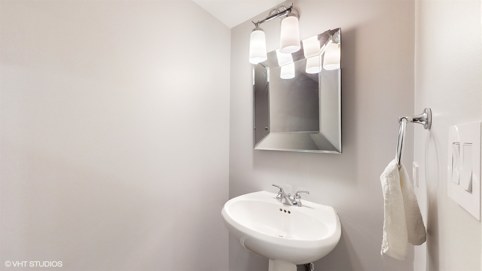 915 North Howe Street Chicago, IL 60610 - Photo 10 of 30 a bathroom with a sink and mirror