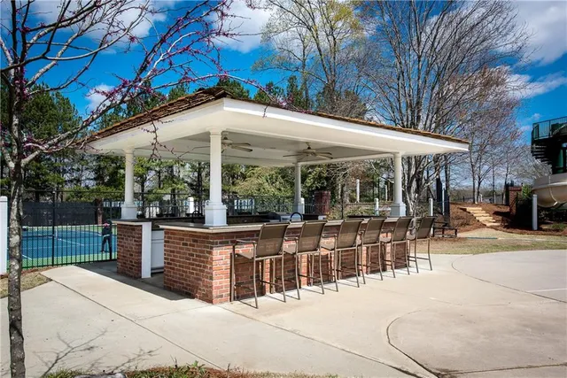 a view of a backyard