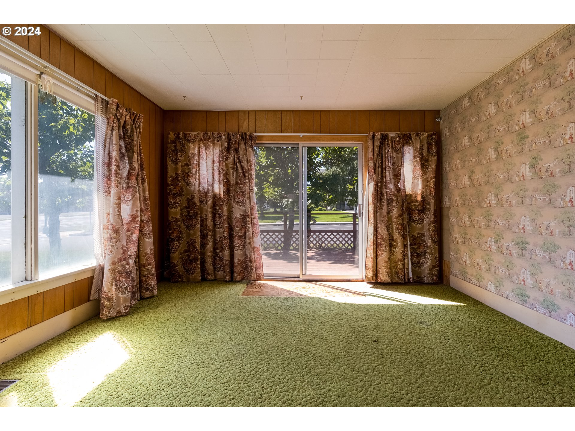 644 South Main Street Milton Freewater, OR 97862 - Photo 3 of 24 a view of an empty room with wooden floor and a window