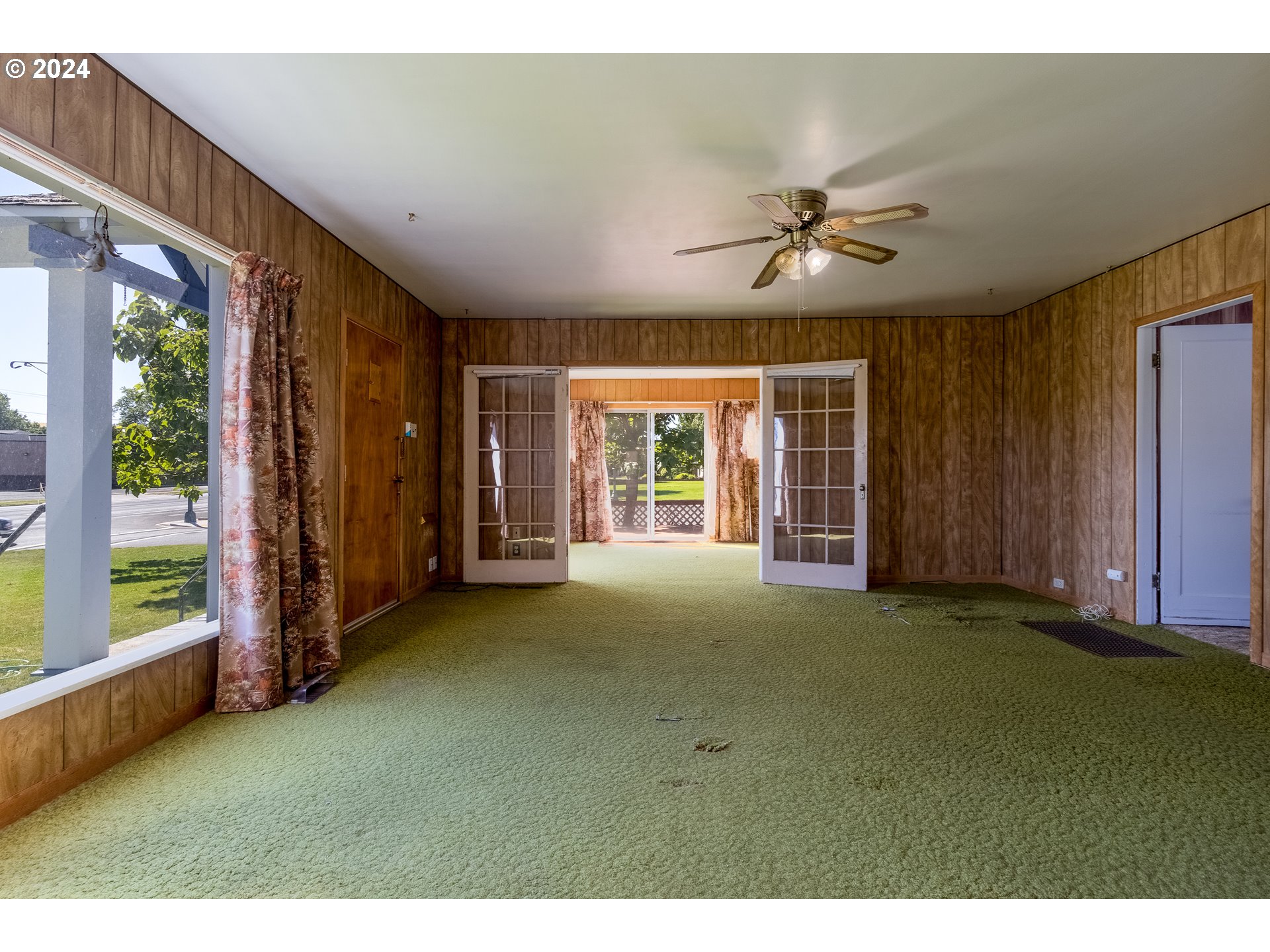 644 South Main Street Milton Freewater, OR 97862 - Photo 7 of 24 a view of an empty room with a window