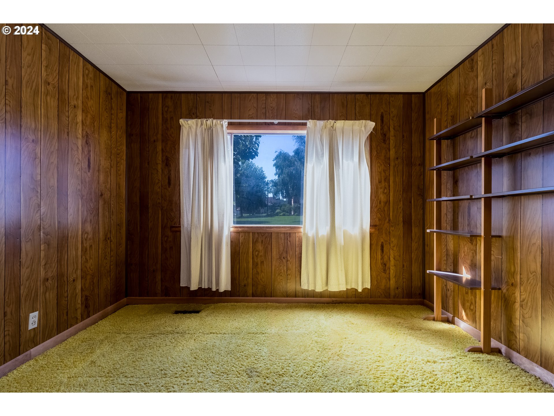 644 South Main Street Milton Freewater, OR 97862 - Photo 10 of 24 a view of outdoor space with wooden floor