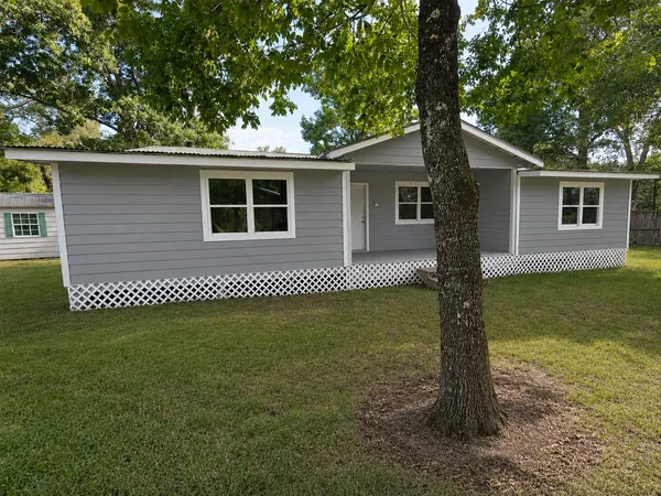$1,900 | 227 Live Oak, Onalaska, TX 77360