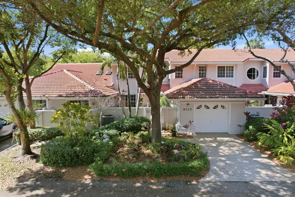 $574,999 | 4115 Carriage Drive, Unit P2, Pompano Beach, FL 33069