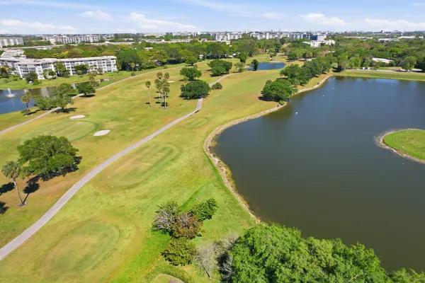 $574,999 | 4115 Carriage Drive, Unit P2, Pompano Beach, FL 33069