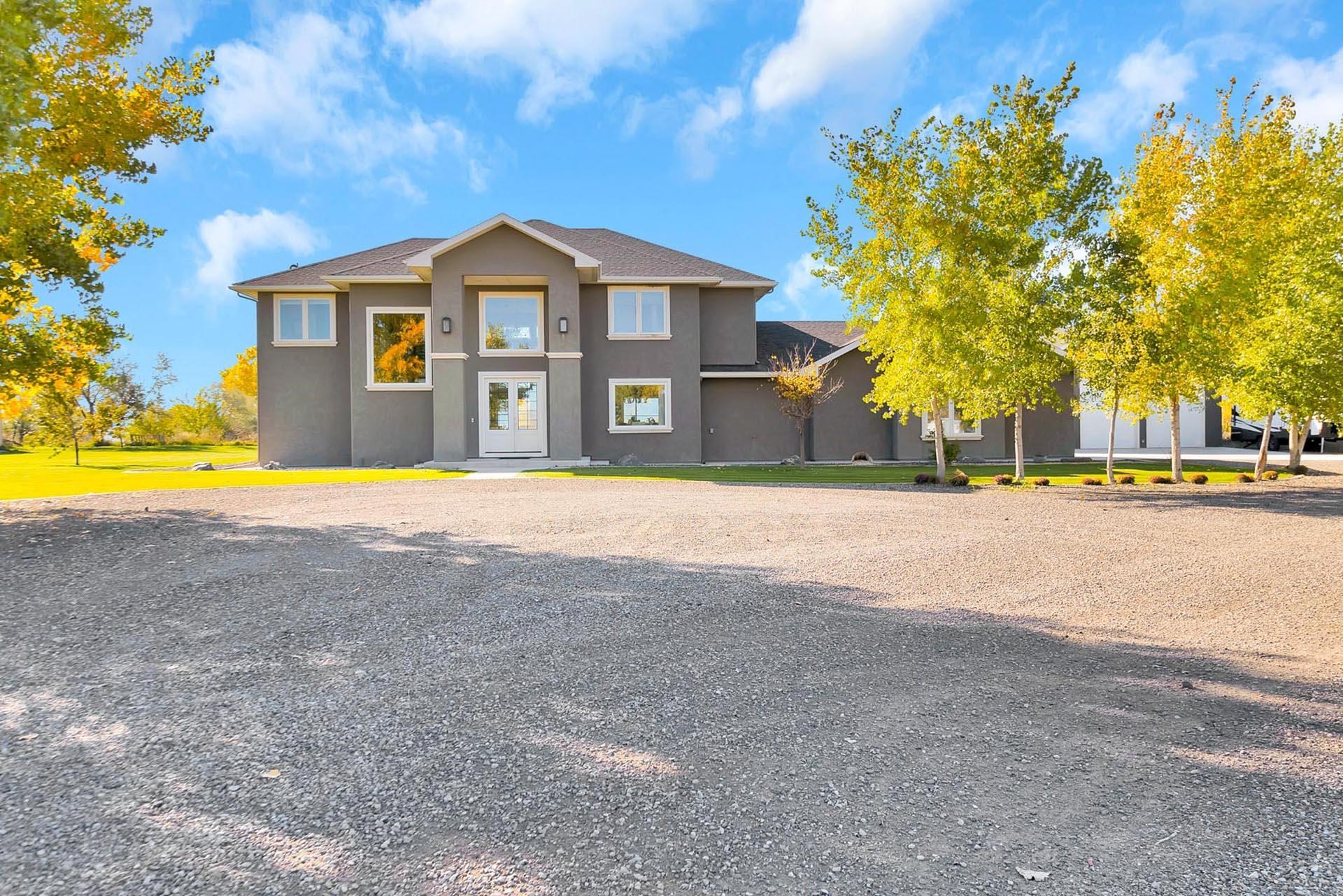 a view of a house with a yard