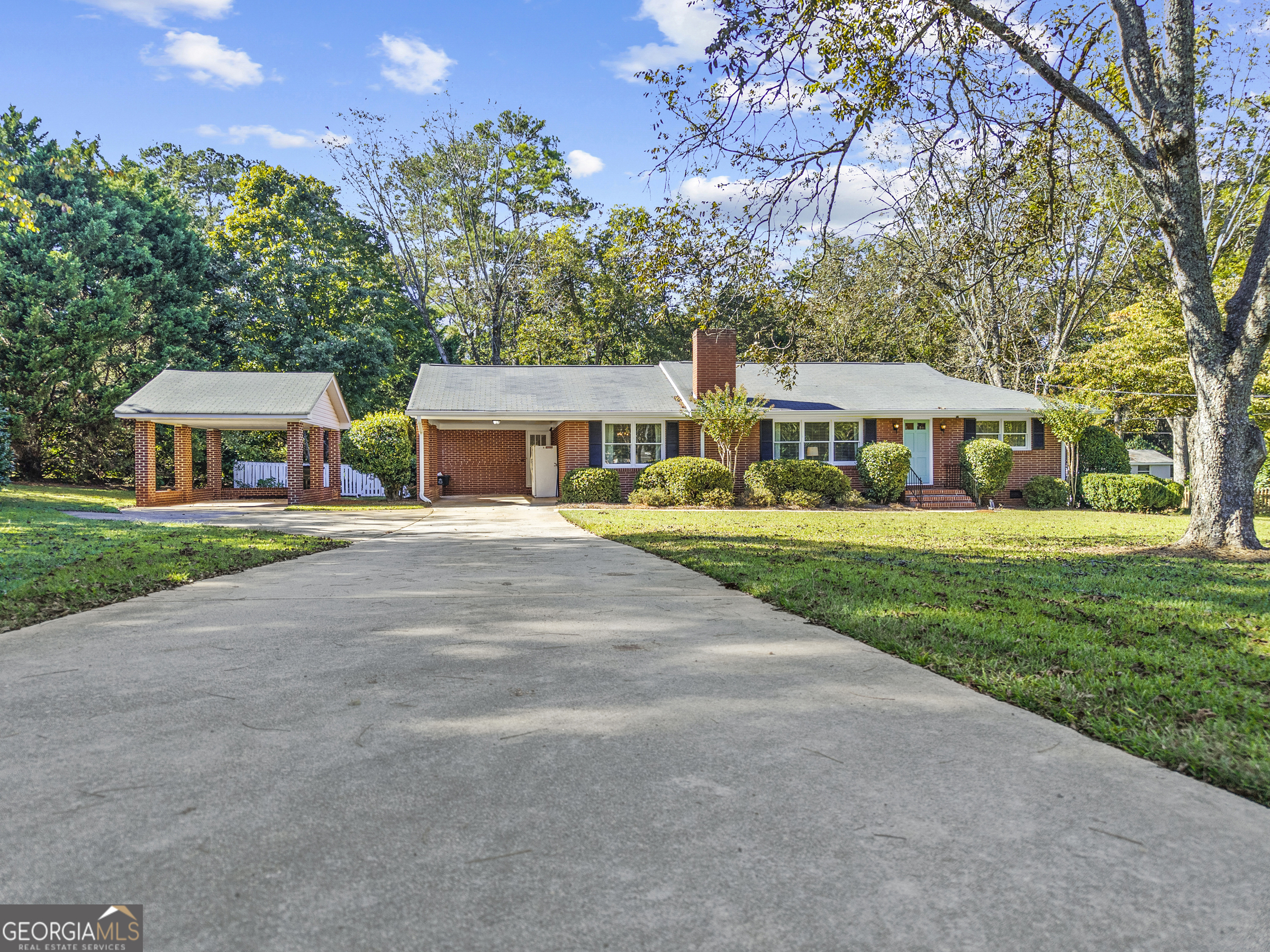 991 Old Post Road Madison, GA 30650 - Photo 2 of 61 a front view of a house with garden