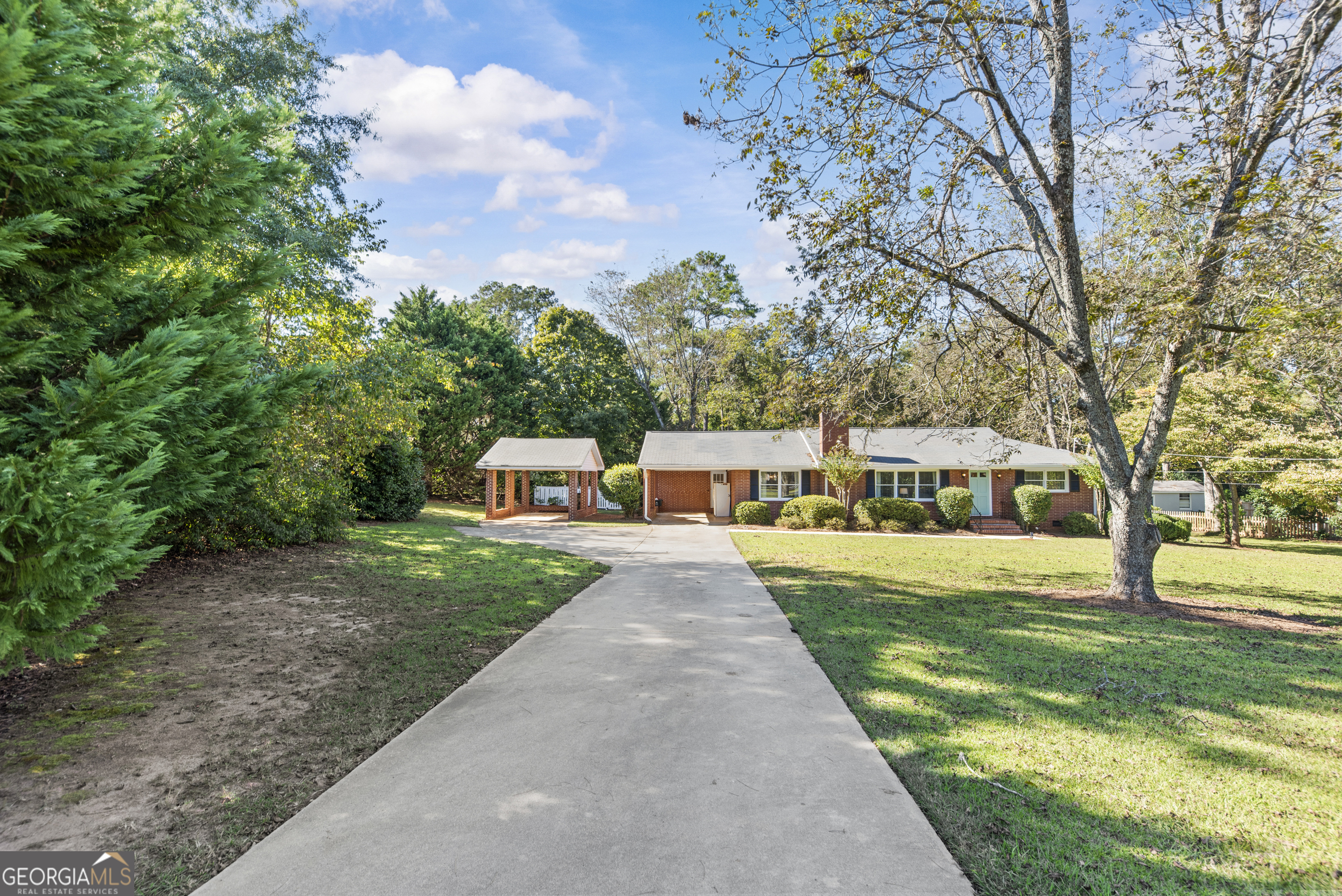 991 Old Post Road Madison, GA 30650 - Photo 52 of 61 a front view of a house with a yard and trees