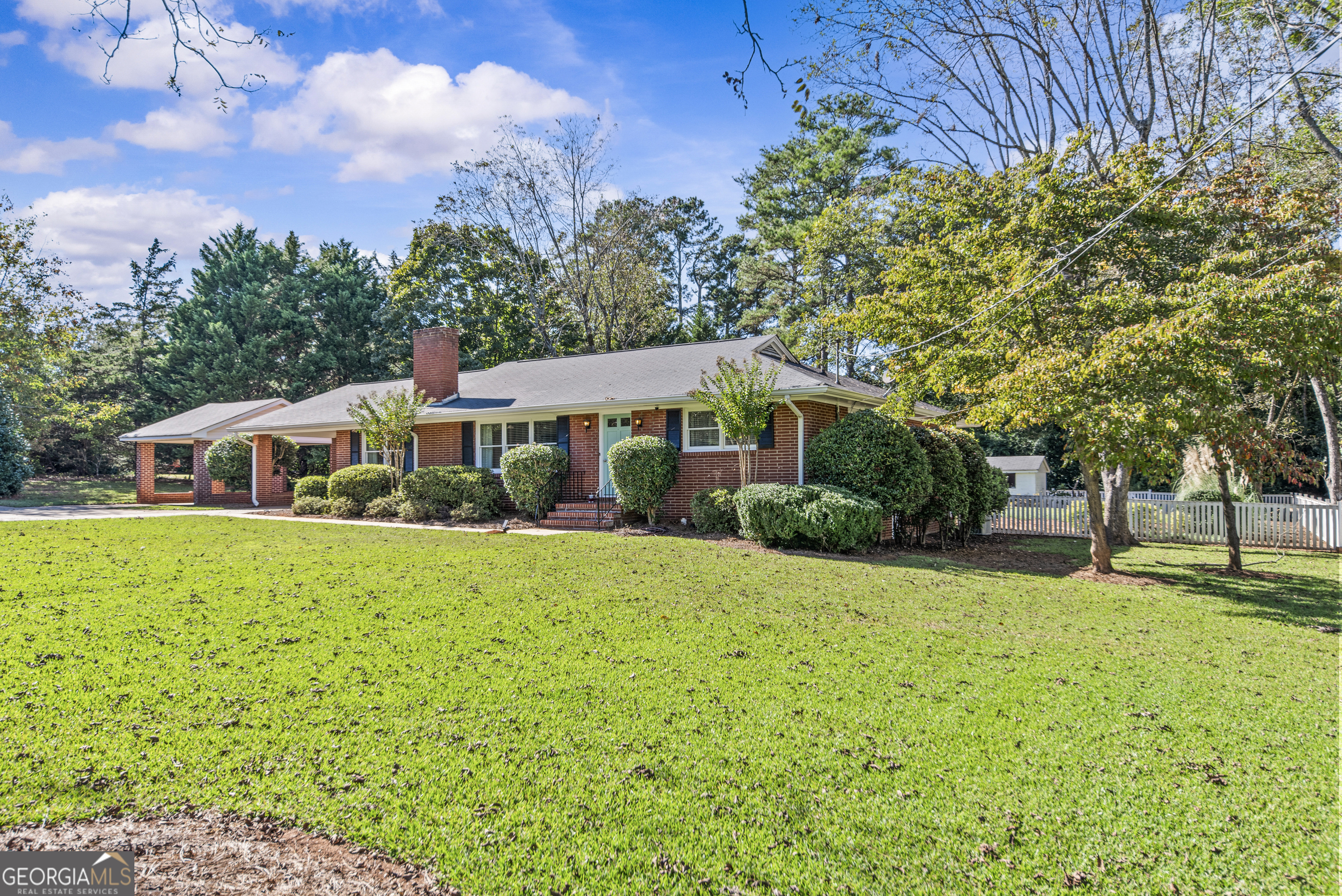 991 Old Post Road Madison, GA 30650 - Photo 53 of 61 a front view of a house with a garden