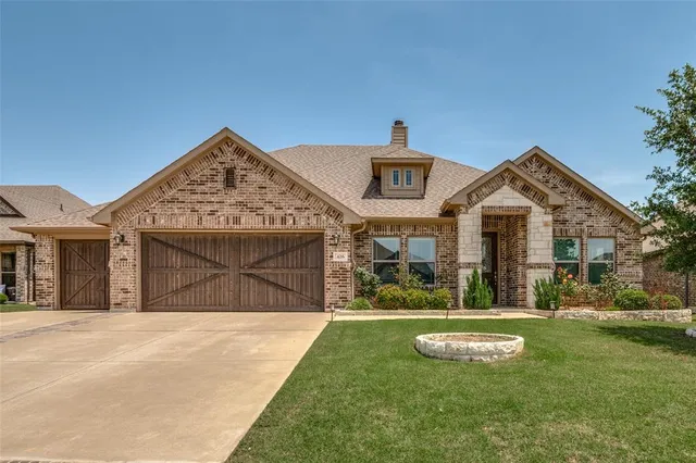 a view of a house with yard and garage