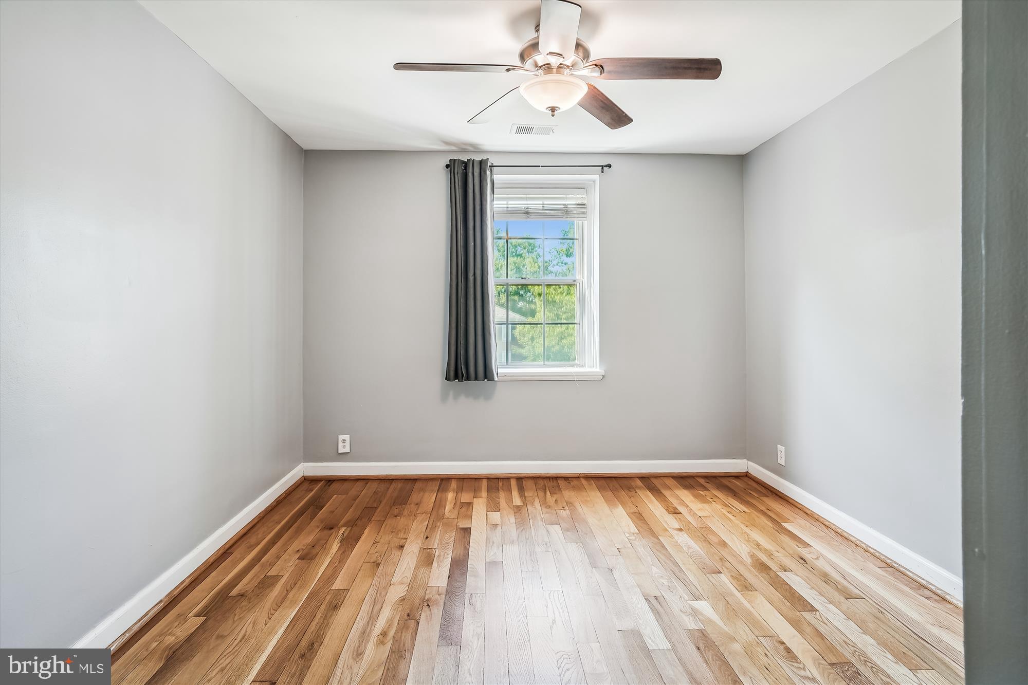 4860 28th Street South, Unit C2 Arlington, VA 22206 - Photo 15 of 34 Master bedroom with window