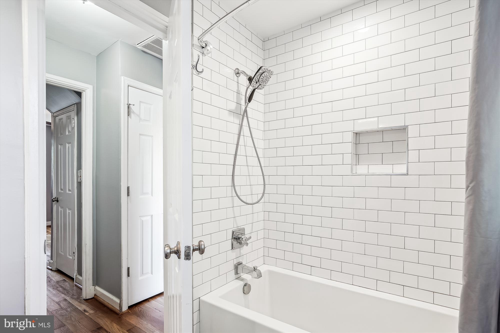 4860 28th Street South, Unit C2 Arlington, VA 22206 - Photo 18 of 34 Elegant tile shower