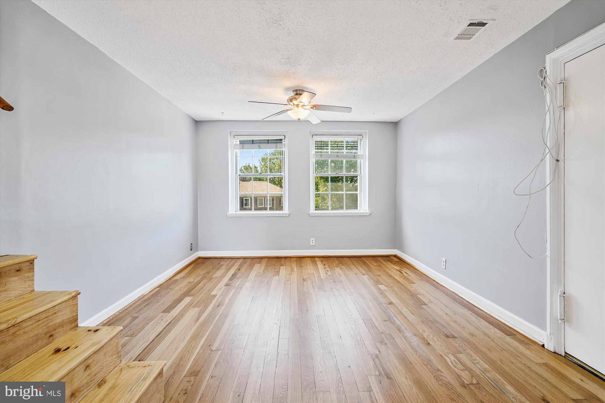 4860 28th Street South, Unit C2 Arlington, VA 22206 - Photo 3 of 34 Living room
