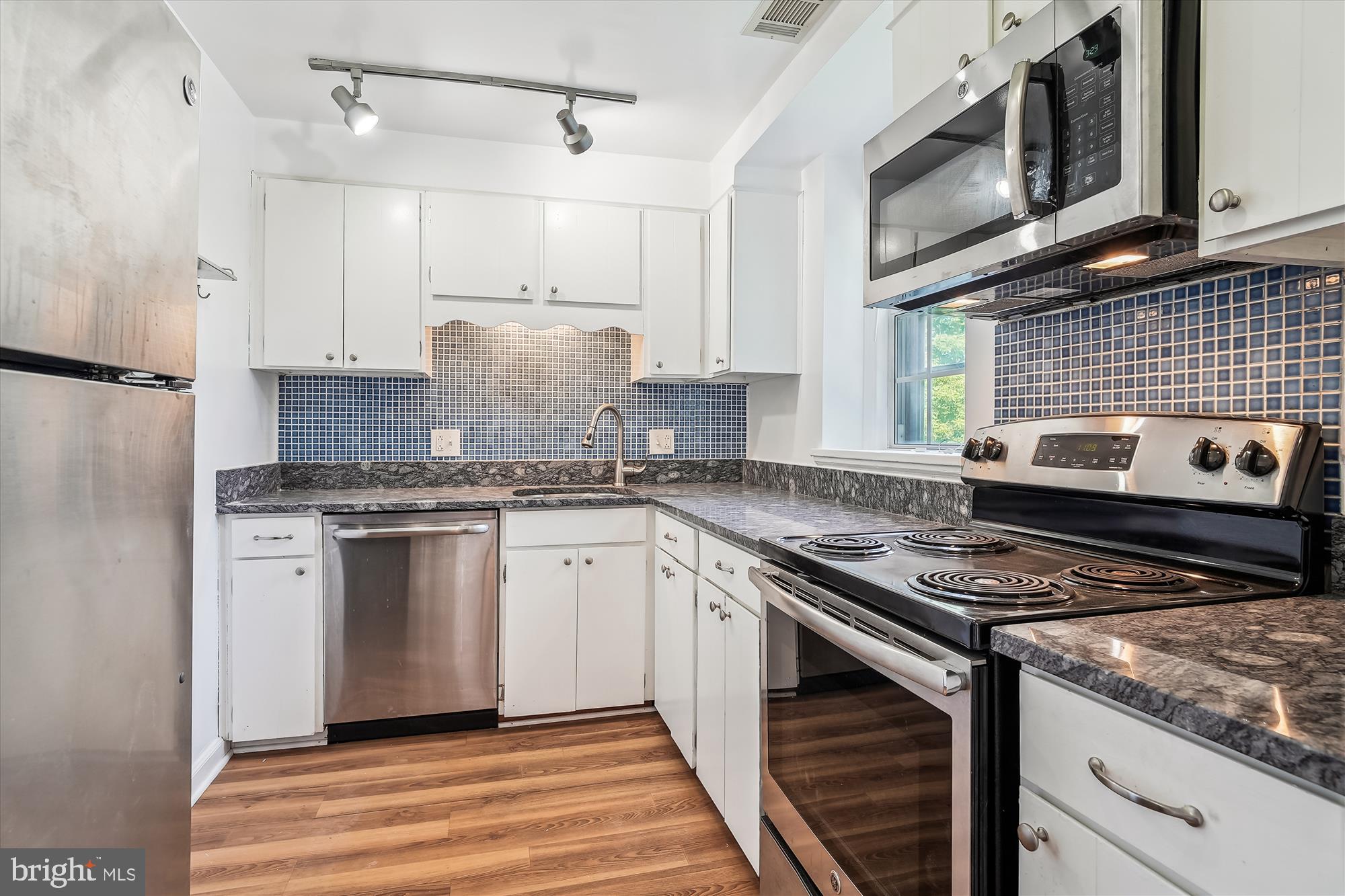 4860 28th Street South, Unit C2 Arlington, VA 22206 - Photo 10 of 34 Cheerful kitchen