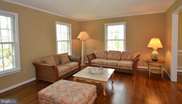 11010 Brent Road Potomac, MD 20854 - Photo 3 of 24 Living Room