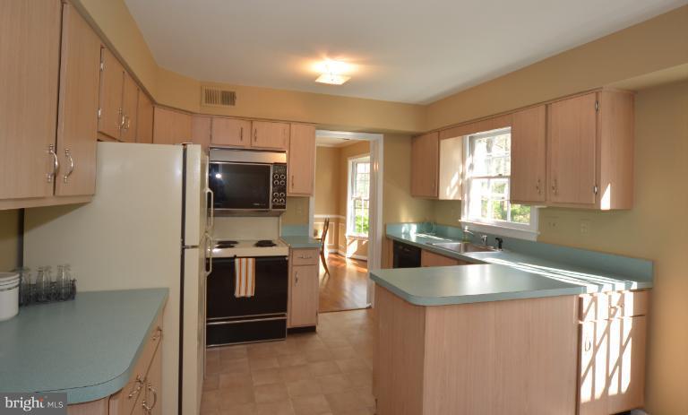 11010 Brent Road Potomac, MD 20854 - Photo 4 of 24 Kitchen
