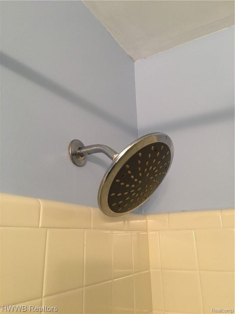 1408 Crescent Lane Rochester, MI 48306 - Photo 20 of 29 rain shower head