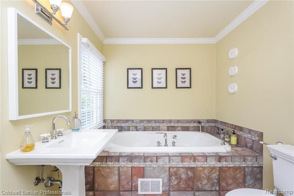 316 Merriweather Road Grosse Pointe Farms, MI 48236 - Photo 18 of 46