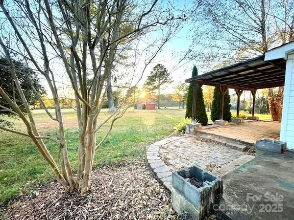 a view of a backyard