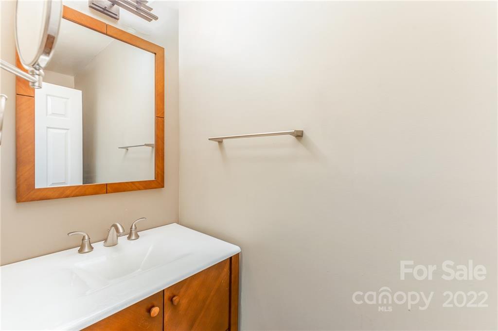 7016 Rothmore View Court Charlotte, NC 28215 - Photo 19 of 31 Gallery Image 19