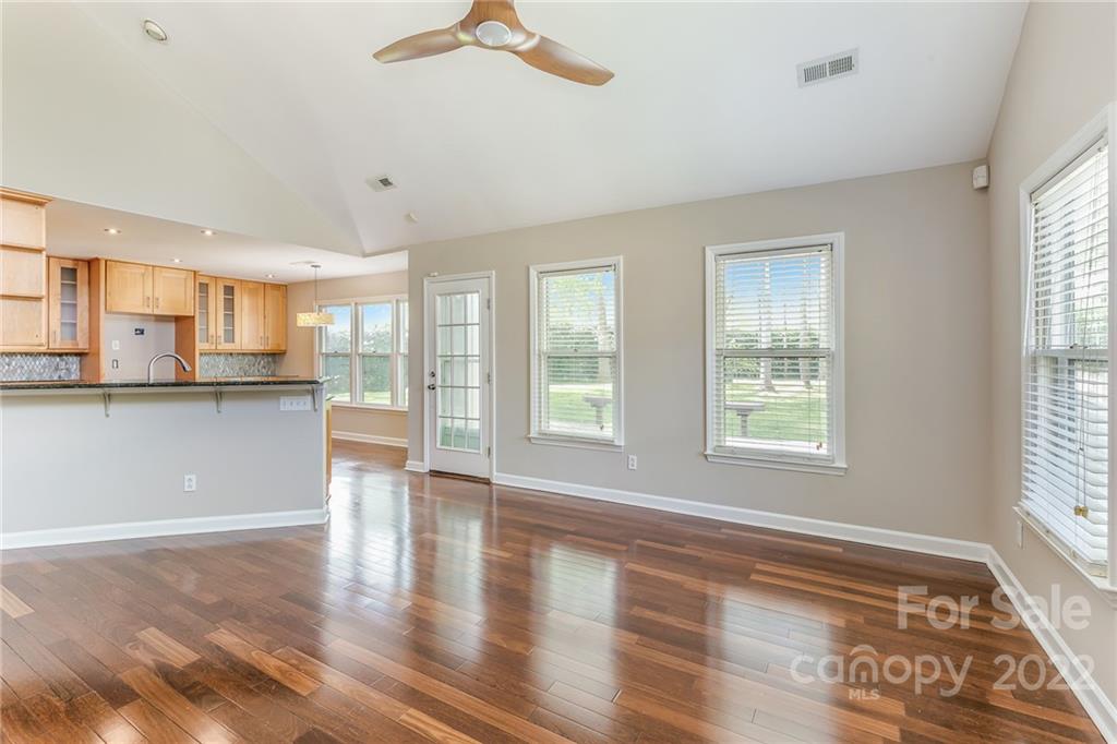 7016 Rothmore View Court Charlotte, NC 28215 - Photo 10 of 31 Gallery Image 10