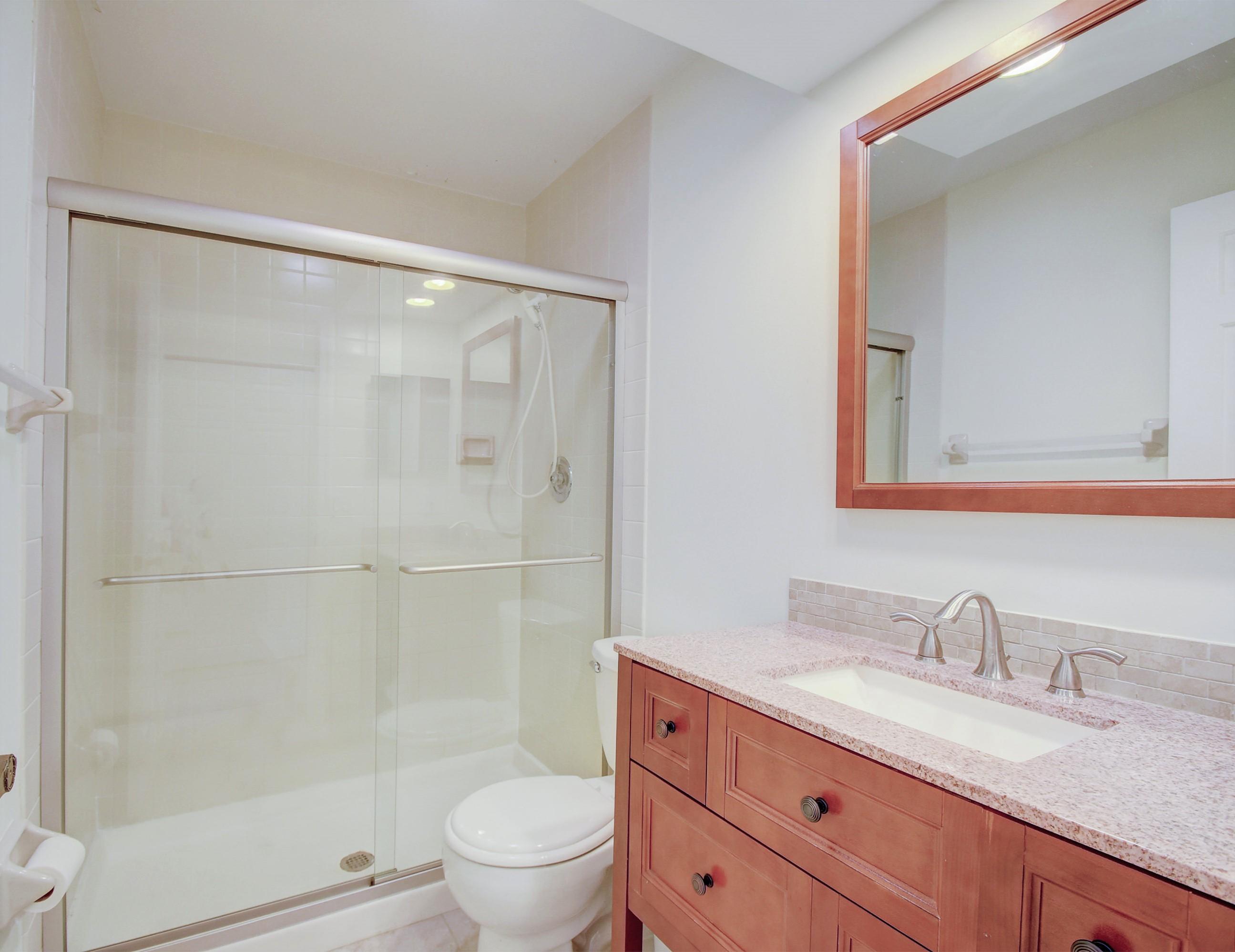 5521 Coach House Circle, Unit F Boca Raton, FL 33486 - Photo 16 of 19 2nd Bathroom